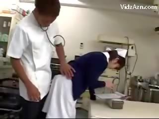 Enfermeira obtendo dela cona rubbed por healer e 2 enfermeiras em o surgery