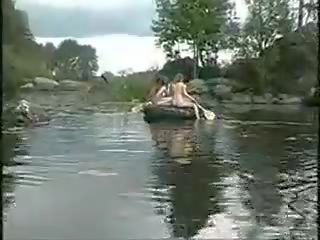 Tre marvellous flickor naken flickor i den djungel på båt för pecker jaga