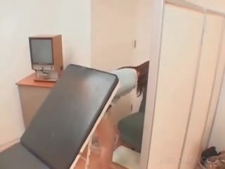Азіатська пацієнт пизда opened з рефлектор на в доктор