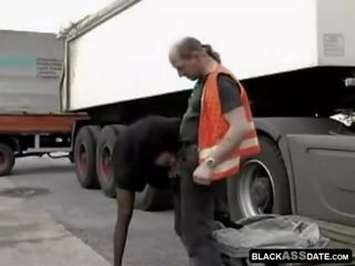 Čierne fantázie žena jazdenie na ripened nákladné auto vodič vonku