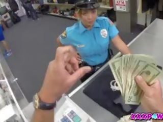 Jovem fêmea polícia tries para penhor dela arma