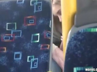 Chlapec filmů a pár mající špinavý film v the autobus