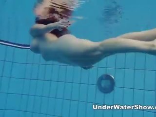 Redheaded seductress плавальний оголена в в басейн