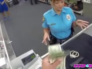 Policewoman et son firearm