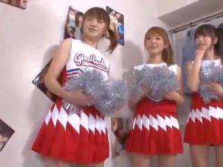Tre stor tuttarna japanska cheerleadersna delning sticka