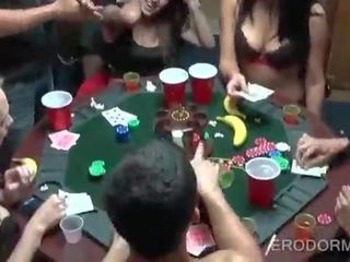 Adulto vídeo poker jogo em universidade dormitório quarto festa