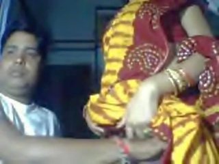 Delhi wali aranyos bhabi -ban saree kitett által férj mert pénz