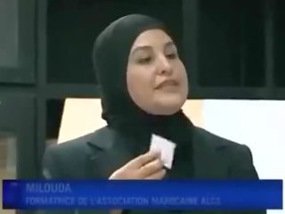Arab darling puts kondom from mouth
