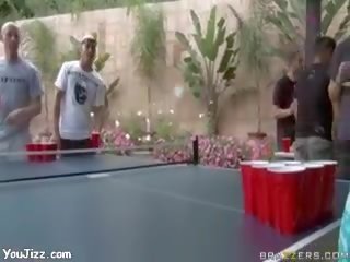 Bruneta žena hry stůl tenisový a fucks