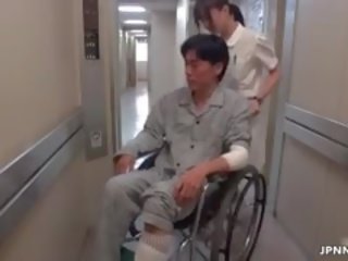 Склонен към флиртуване азиатки медицинска сестра отива луд