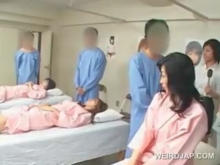 Asiatiskapojke brunett skol slag hårig putz vid den sjukhus