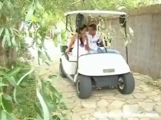 Um miúda e dela swain estamos dirigindo em torno de em um golf cart. de repente eles pare e o cara marcas para tocar o gaja para cima,