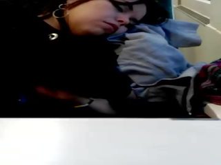 Mladý samice spiace fetiš v vlak sledovanie dormida en tren