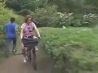 Japonsko mlada dama masturbiral medtem jahanje a specially modified seks video bike!